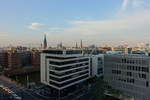 Hamburg am 15.9.2020: Blick von der Plaza der Elbphilharmonie ber die Dcher der Hafencity und der Innenstadt mit den groen Kirchtrmen der Stadt /