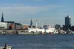 Hamburg am 15.11.2020: ein Teil der Hamburg Skyline von der Sdseite der Elbe (Steinwerder) gesehen – links der Turm des Mahnmals St.