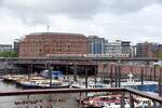 HAMBURG, 24.05.2023, Blick vom Kehrwiedersteg ber Binnenhafen auf die Hochbahnlinie U3 und das Slomanhaus