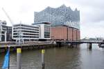 HAMBURG, 24.05.2023, Blick vom Sandtorkai auf Kaiserkai und Elbphilharmonie