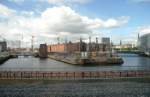 HAMBURG, 24.08.2008, Blick aus dem Zug auf die Speicherstadt