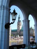 HAMBURG, 20.06.2005, Blick von den Alsterarkaden auf das Rathaus