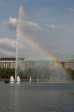 Der Springbrunnen auf der Binnenalster warf am 06.07.09 einen schönen Regenbogen.Aufgenommen bei einer Alsterrundfahrt.