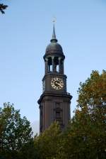 HAMBURG, 25.10.2009, Blick auf den Turm der Michaeliskirche (Michel)