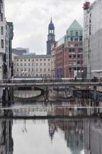 HAMBURG, 20.04.2012, Blick auf Alsterfleet mit Michaeliskirche (Michel) im Hintergrund