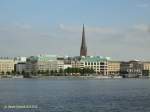 Hamburg am 30.6.2012: Blick ber die Binnenalster zum Ballindamm mit der dahinterstehenden Petrikirche an der Mnckebergstr..