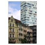 Irgendwo in der Hamburger Innenstadt: Alte Straenfassaden und eine ltere Hochhausfassade.