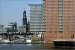 Der Hamburger Michel und die neue Brobebauung am Sandtorhft.