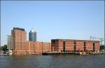 Bebauung Sandtorhft, dahinter das Hochhaus des Hanseatic Trade Centers, rechts ein alter Speicher.