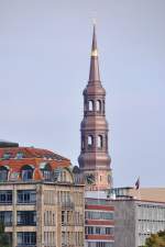 HAMBURG, 07.10.2013, Blick vom U-Bahnhof Baumwall auf den Turm der Katharinenkirche