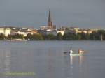 Hamburg am 12.7.2014: Blick ber die feierabendliche Auenalster nach St.