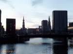 Hamburg am 3.2.2015: Blick von der Oberbaumbrcke (im abendlichen Gegenlicht) Richtung Westen in den Zollkanal mit Katharinenkirche, Turmruine St.