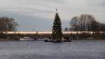 Weihnachtliches Hamburg am 5.12.2015: Alstertanne auf der Binnenalster vor der Lombardsbrcke