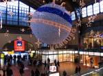 Weihnachtdekoration in der Wandelhalle des Hamburger Hauptbahnhofes am Ausgang Spitalerstrae/City, 04.12.2007  