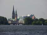 Hamburg am 28.7.2018: Blick ber die Auenalster mit den Bgen der Lombardsbrcke, der Fontne auf der Binnenalster, den Trmen von St.