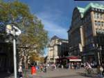 Hamburg am 13.10.2018: Blick von der Mnckebergstrae in die Strae Barkhof mit dem U-Bahn Zugang Mnckebergstrae und dem MGrill /