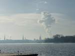 Hamburg am 19.1.2019: Blick im morgendlichen Dunst von Uhlenhorst ber die Auenalster zur Innenstadt mit der aufsteigenden Dampfwolke eines Kraftwerkes
