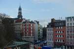 Hamburg am 9.3.2020: Blick vom U-Bahnbahnhof Landungsbrcken  zum Hafentor mit den Husern an der Strae „Eichholz“ und dem Gehweg „Kuhberg“ hinauf zur