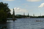 Hamburg am 24.5.2021: Blick vom Schwanenwik ber die Auenalster nach St.