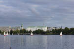 Auenalster mit Hotel Atlantic in Hamburg am 13.09.2021.