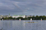 Hotel Atlantic mit Auenalster und Wassersportlern am 13.09.2021 in Hamburg.