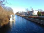 Hamburg am 17.1.2015: der Eilbekkanal in Barmbek-Sd, Foto von der Wartenau, links moderne Wohnschiffe