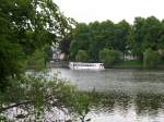 Hamburg am 14.6.2015: Kuhmhlenteich im Stadtteil Uhlenhorst / Hohenfelde mit einem Alsterrundfahrtschiff