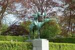 Hamburg, Stadtpark, Dianagarten am 10.5.2021: Bronzeplastik „Diana auf der Hirschkuh“ von Georg Wrba, Modell von 1899, Bronzeguss von 1918 /