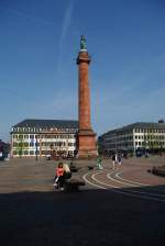 Darmstadt, Luisenplatz mit Ludwigssule aus dem Jahr 1844, Denkmal fr Groherzog Ludwig I., Kollegienhaus erbaut 1788 bis 1780 (10.04.2009)