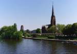 Blick vom  Eisernen Steg  auf Sachsenhausen -     Der Ostersamstag 2011 war sonnig und richtig hei, zum Spazierengehen fast schon zu warm.