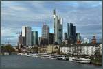 Die Skyline von Frankfurt am Main, von der alten Brcke aus gesehen.