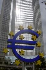 Euro-Skulptur vor der EZB (Europäische Zentralbank) in Frankfurt am Main.