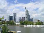 Die Skyline vom anderen Main-Ufer aus gesehen.