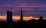 Sonnenaufgang in Frankfurt, mit der Silhouette des Neubau der ECB und der Turm der Dreiknigskirche am 22.09.2017