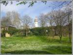 Blick aus dem Brningpark auf den Turm des Hchster Schlosses in Frankfurt am Main-Hchst, ehemalige Residenz der Amtsleute des Mainzer Erzbistums in der ehemaligen Stadt Hchst am Main.