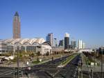 Messegelnde mit Messeturm und Skyline.