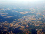 Blick aus dem Flugzeugfenster auf Frankfurt am Main.