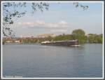 Frankfurt am Main Blick auf den Fluss vom Sommerhoffpark im Stadtteil Gutleut in Richtung Osten, im Hintergrund die Main-Neckar-Brcke (eine Bahn- und Fussgngerbrcke) und das Hauptgebude der