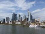 Skyline von Frankfurt am Main - aufgenommen vom Eisernen Steg, April 2018