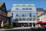 Glashaus -    Gegenber dem Neubau des Historischen Museums in Frankfurt steht dieser glserne Bau.