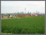 Frankfurt am Main 18.05.2005 Blick ber den im Entstehen begriffenen Stadtteil Riedberg, an dem die ersten Baumassnahmen im Jahre 2001 begannen, auf die rund acht Kilometer Luftlinie entfernte