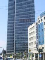 Das City-Hochhaus mit neuer Fassade vom Platz der Republik aus gesehen.