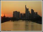 Frankfurt am Main 23.03.2006 Sonnenuntergang hinter den Hochhusern, das Licht liess den Fluss wie eine Eisflche aussehen.