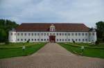 Heusenstamm, Schloss Schnborn, Vorderes Schloss, erbaut von 1663 bis 1668 durch   Philipp Erwin von Schnborn, heute Rathaus der Stadt (26.04.2009)  