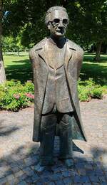 Hnfeld - Gedenkstatue an den Computerpionier KONRAD ZUSE, der von 1957 bis zu seinem Tod im Jahr 1995 in Hnfeld lebte.