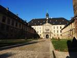 FULDA/HESSEN-EINGANGSFRONT DES BAROCKEN STADTSCHLOSSES    Bildet mit dem Dom den Mittelpunkt der hessischen Stadt,das von 1706-14 von JOHANN DIENTZENHOFER  erbaute Barockschloss,glanzvoller