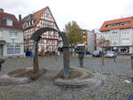 Hungen, Brunnen am Marktplatz, erbaut von dem Darmstdter Knstler Thomas Burhenne, symbolisiert die beiden nicht  mehr vorhandenen Stadttore (31.10.2021)