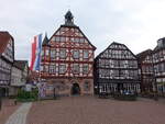 Grnberg, Marktplatz mit Rathaus und Brunnen (30.04.2022)