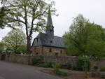 Launsbach, evangelische Kirche in der Kirchstrae, sptgotische Saalkirche, erbaut im 15.