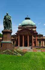 Bad Homburg, Kaiser Wilhelm Bad, erbaut von 1887 bis 1890 durch Louis Jacobi, davor   das Denkmal aus Bronze von Kaiser Wilhelm I., Hochtaunuskreis (14.06.2009)